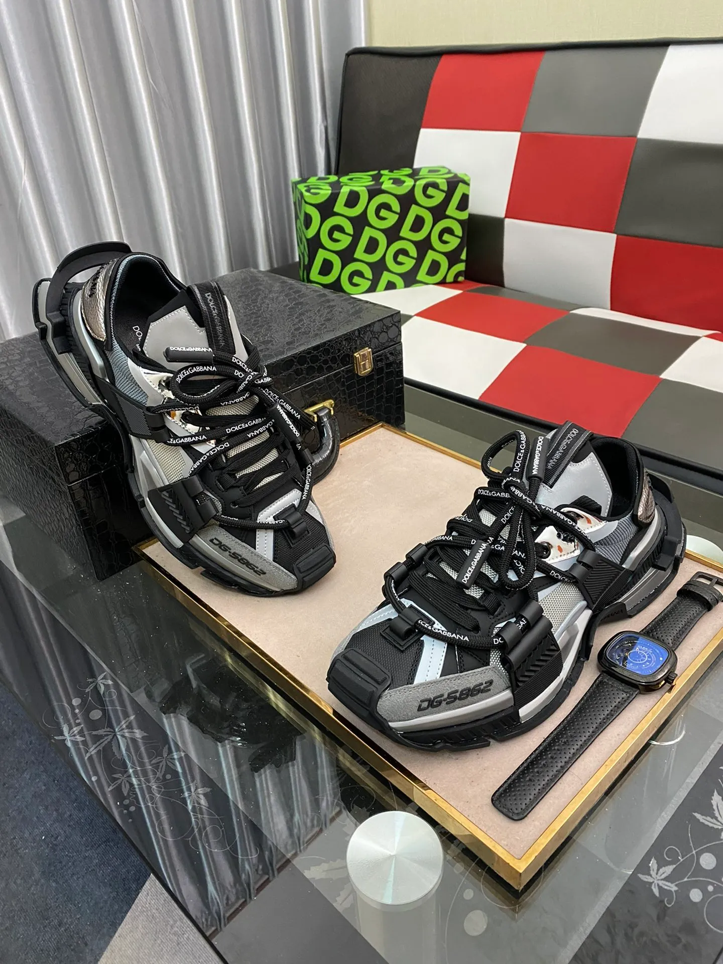 Ex-factory price 680⌚️⌚️ DOLC* & GDB*NA DG Dolce & Gabbana 2022 early spring new casual sports shoes. Daddy shoes DG’s latest development of dad shoes. This sneaker is full of technology. The entire design concept of machine armor. The uppers are all made with heavy craftsmanship. Both shoes are designed with full logos. The materials are all original imported custom fabrics. Many small accessories are made in private molds to try to be indistinguishable from the originals! ! The difference between the original 1:1 molded TPU outsole and the rubber outsole on the market! Size male 38-44